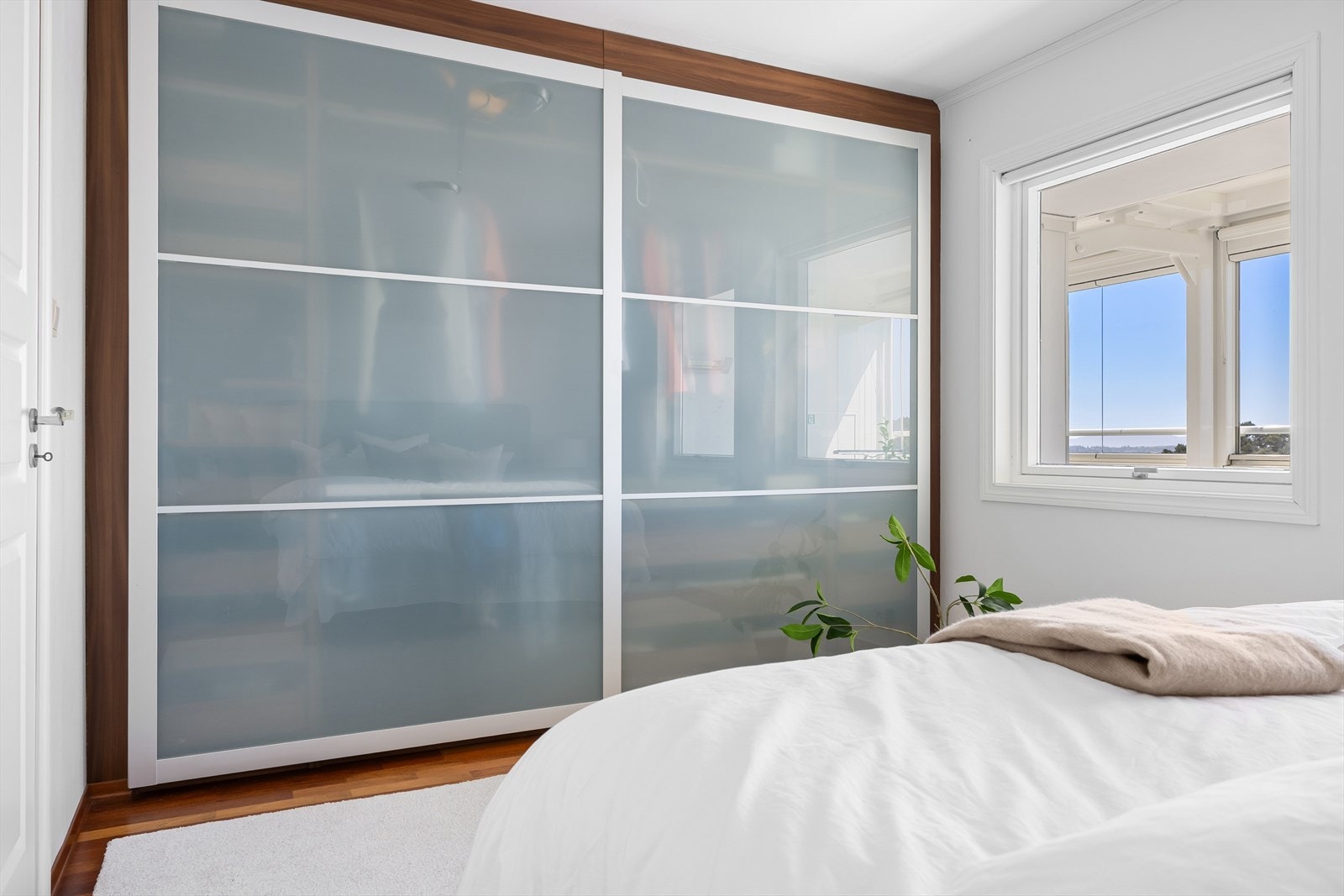 - Stort og praktisk garderobeskap langs ene veggen på soverommet - Galleribilde