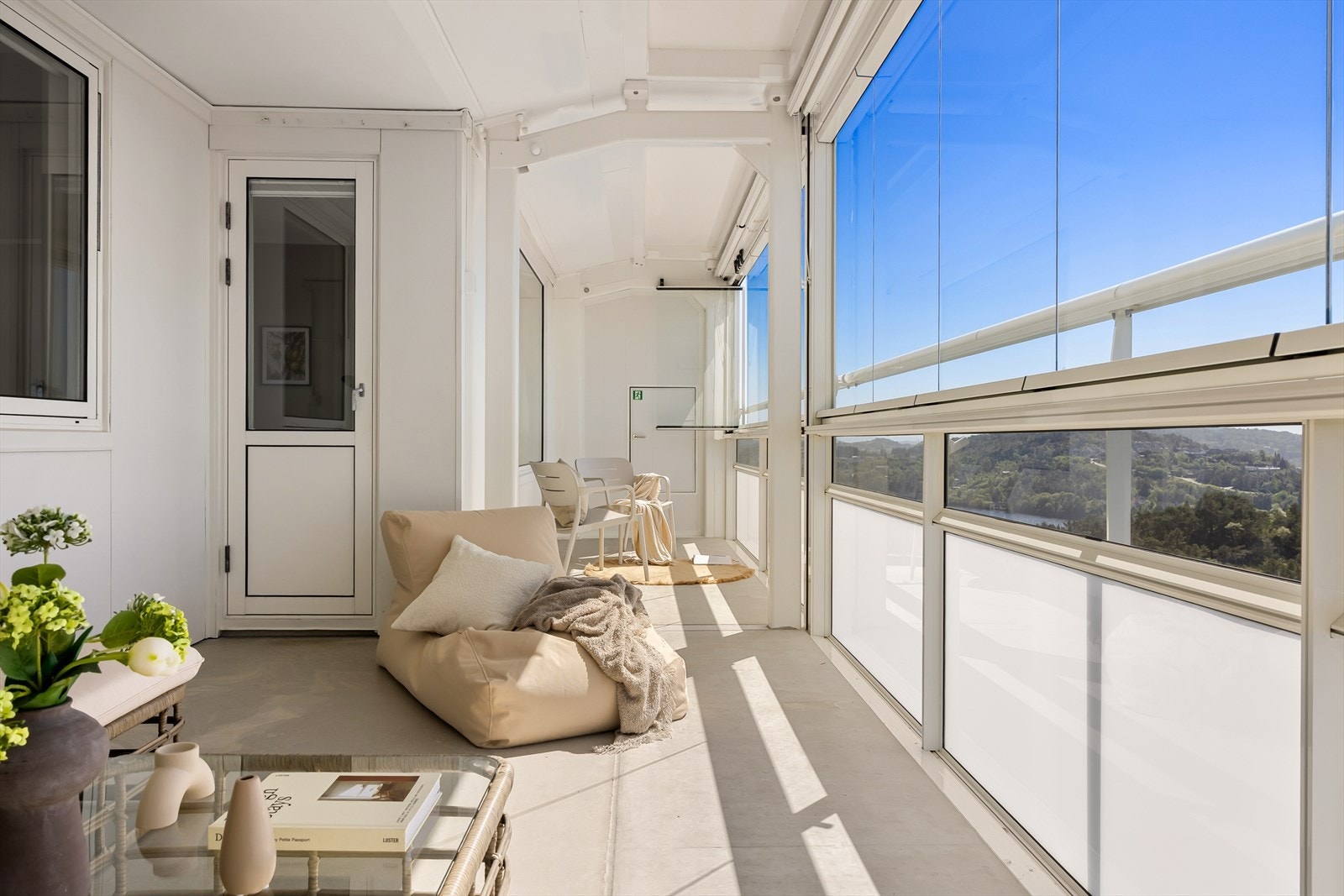 - Fra stuen har du tilkomst til den innglassede balkongen - Galleribilde