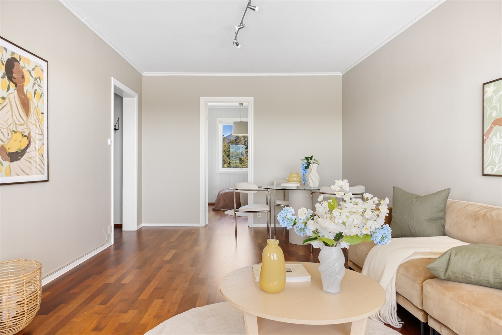 - Stuen måler ca. 22 m², og her kan du lett innrede i flere soner - Galleribilde