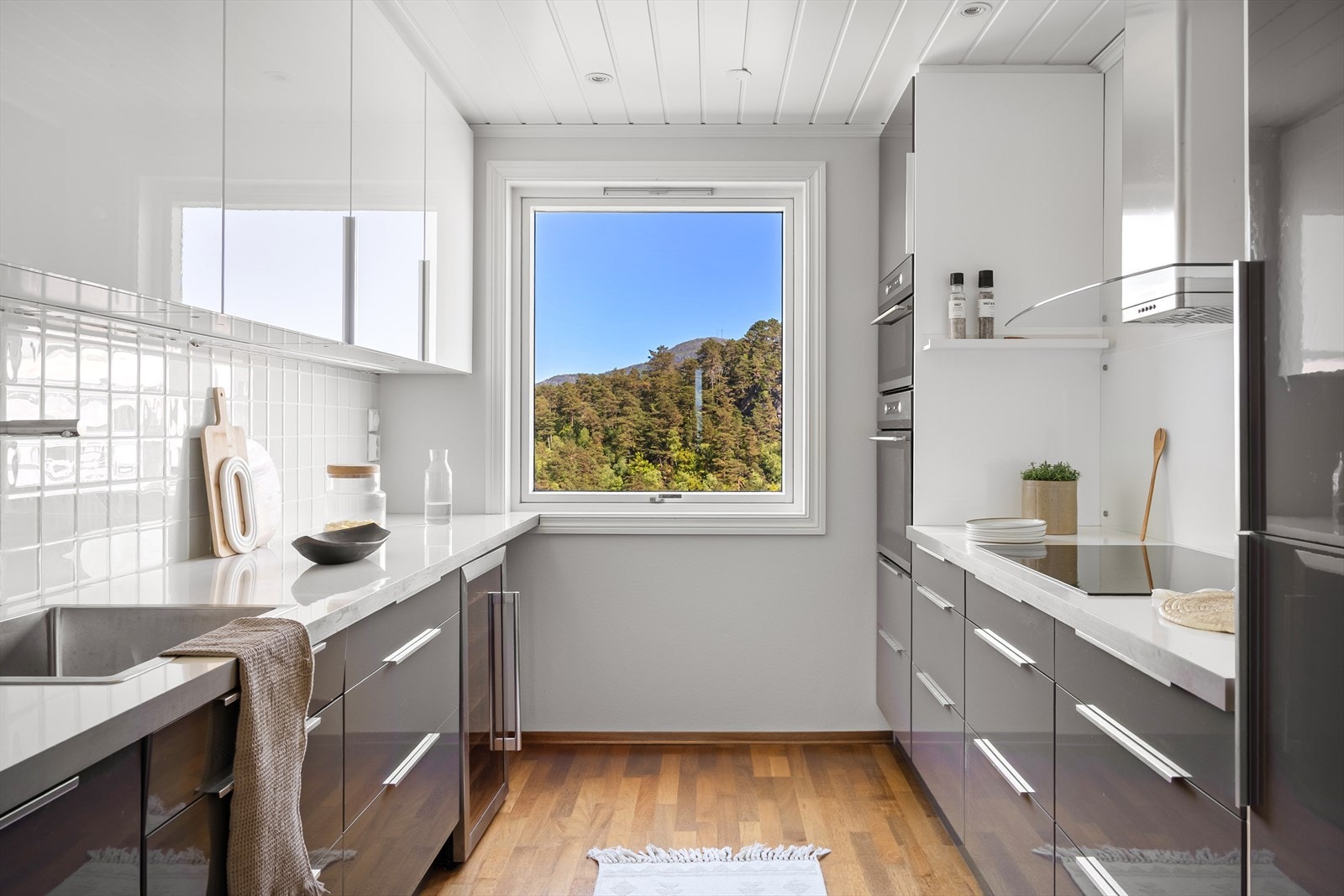 - Romslig og lyst kjøkken. Kjøkkeninnredning med glatte overflater - Galleribilde