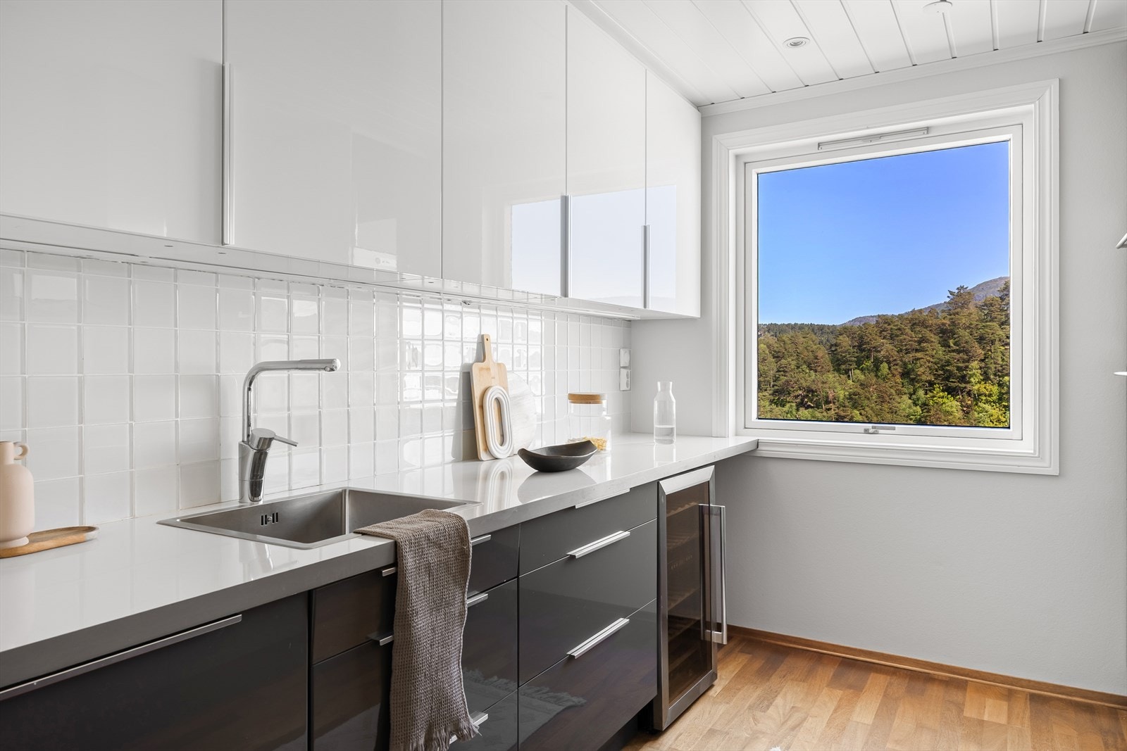 - De lyse overskapene og naturlig lysinnslipp bidrar til en åpen og lys romfølelse - Galleribilde