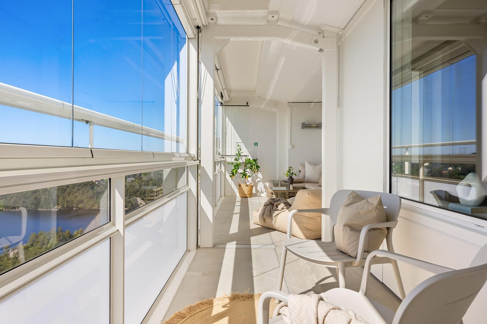 - Balkongen er vestvedt, med flott utsikt og helt usjenert - Galleribilde