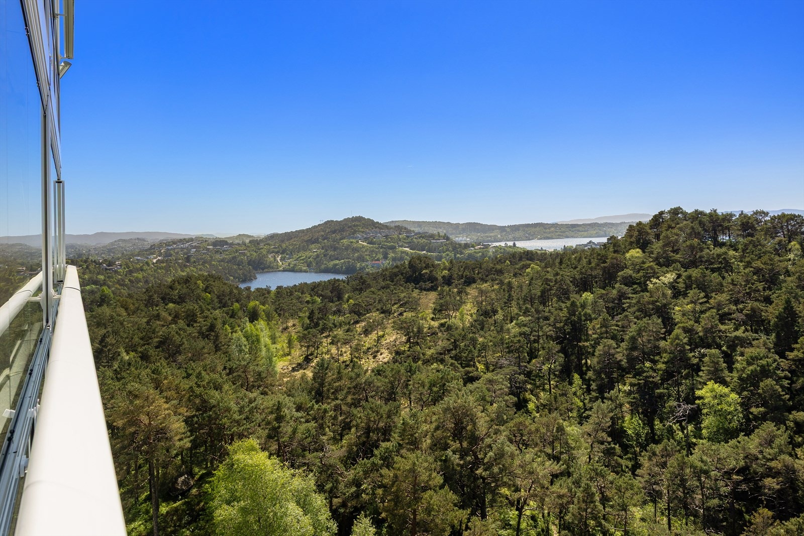 - Her har du fantastisk utsikt fra 10.etasje ut mot flott natur så langt øyet kan se - Galleribilde