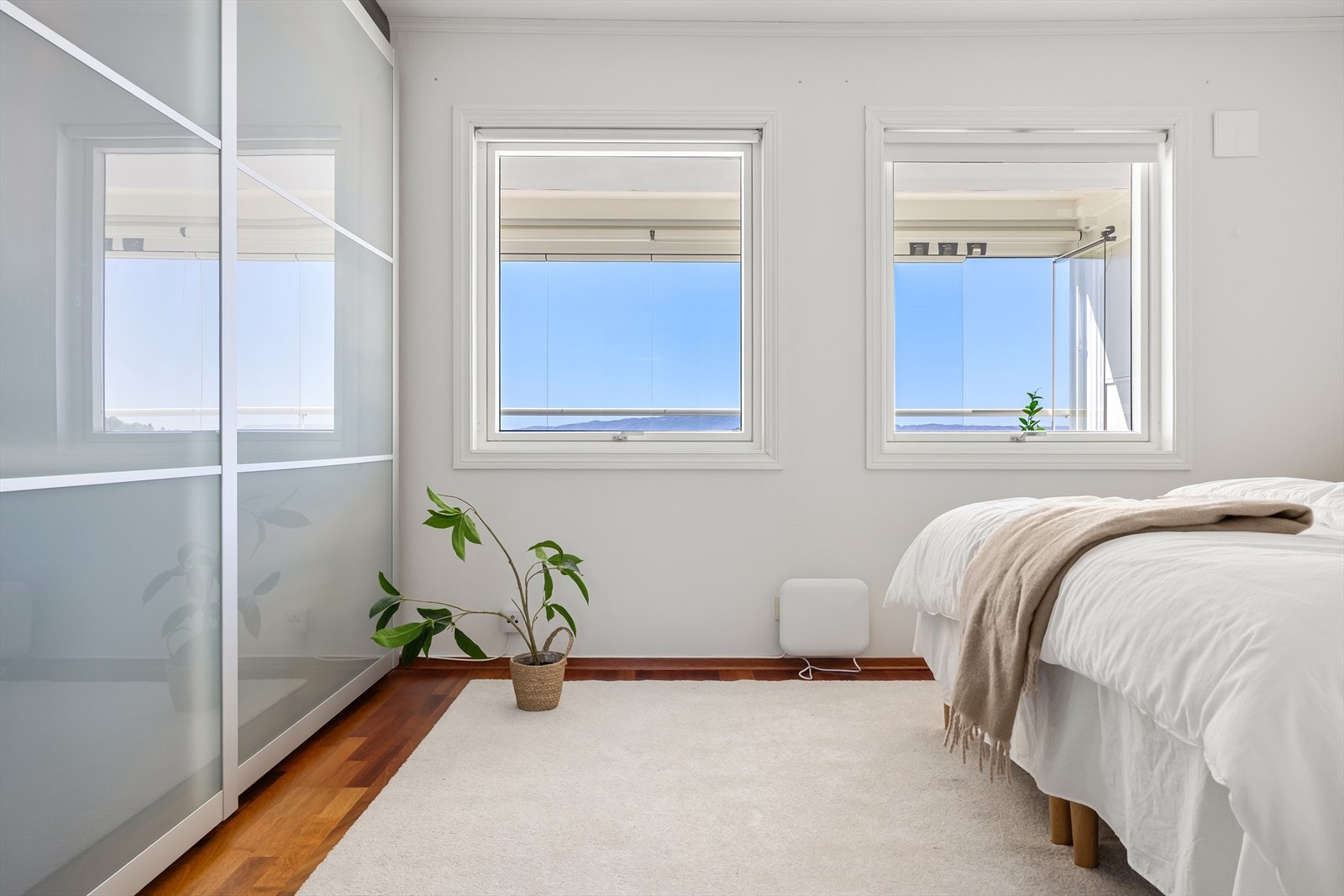 - Hovedsoverommet er av god størrelse og målt til 14,8 m² med mulighet for å innrede til 2 soverom - Galleribilde