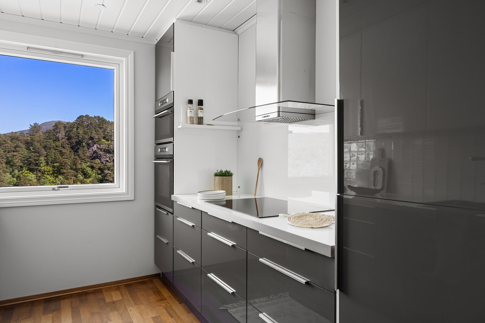 - Her har du også godt med skap- og benkeplass - Galleribilde