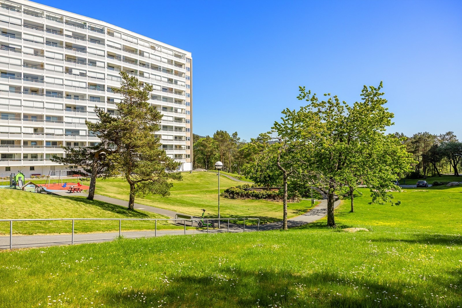 - Borettslaget har flotte, velholdte utearealer - Galleribilde