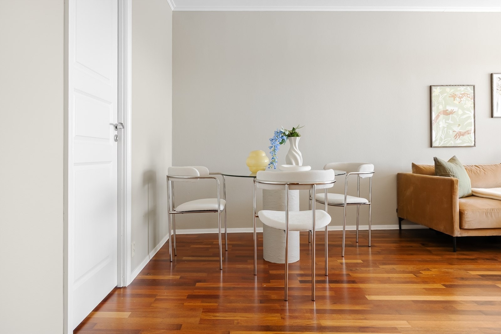 - God plass til et romslig spisebord - Galleribilde