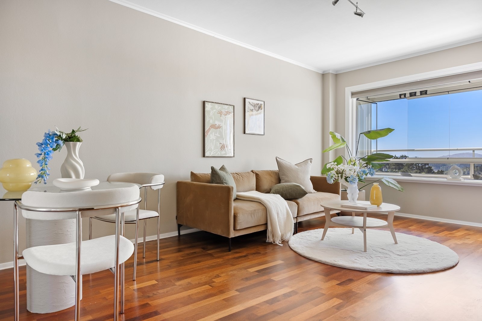 - Stuen er lys og romslig, med store, vest-vendte vindusflater som gir godt med naturlig lysinnslipp - Galleribilde