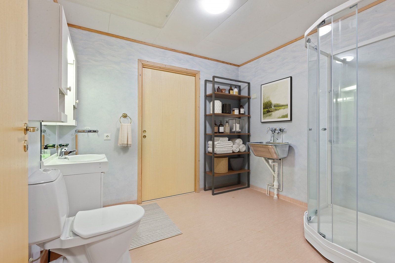 Kombinert bad og vaskerom av god størrelse. Galleribilde