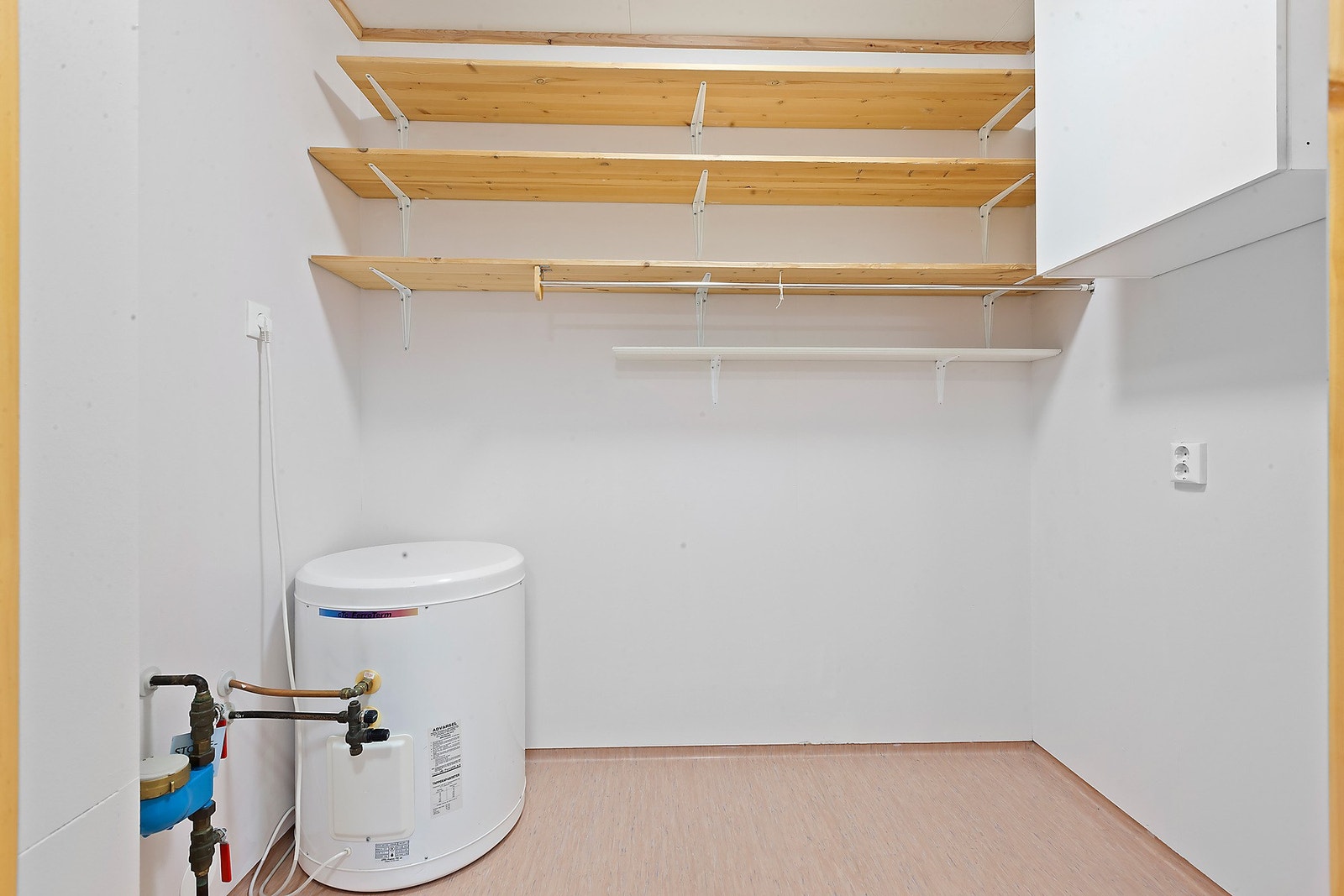 Praktisk bod hvor du kan styve bort og lagre diverse. Galleribilde