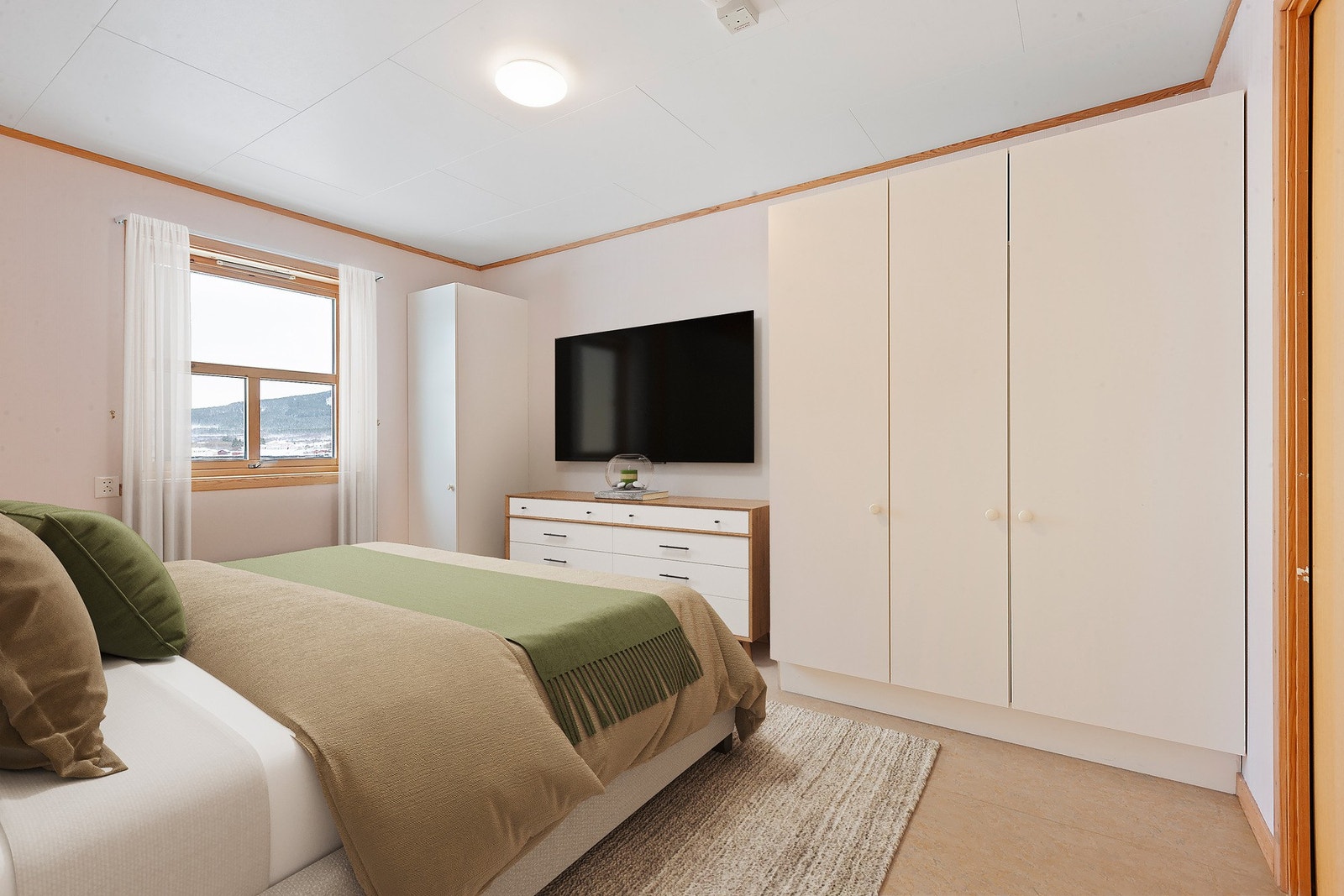 Romslig soverom med garderobeplass. Galleribilde