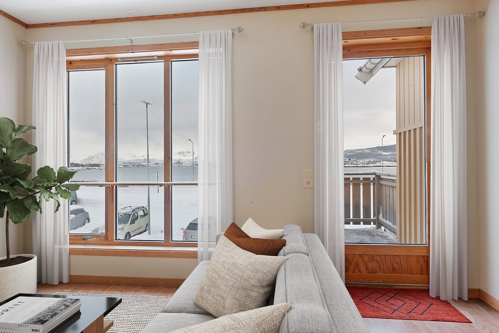 Fra stue er det utgang til liten veranda. Galleribilde