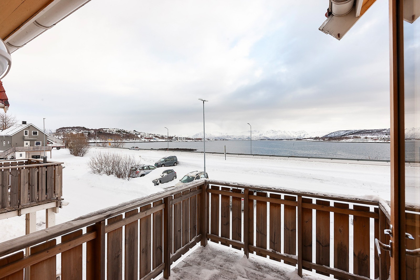 Fra veranda er det flott utsikt mot sjø og fjell. Galleribilde