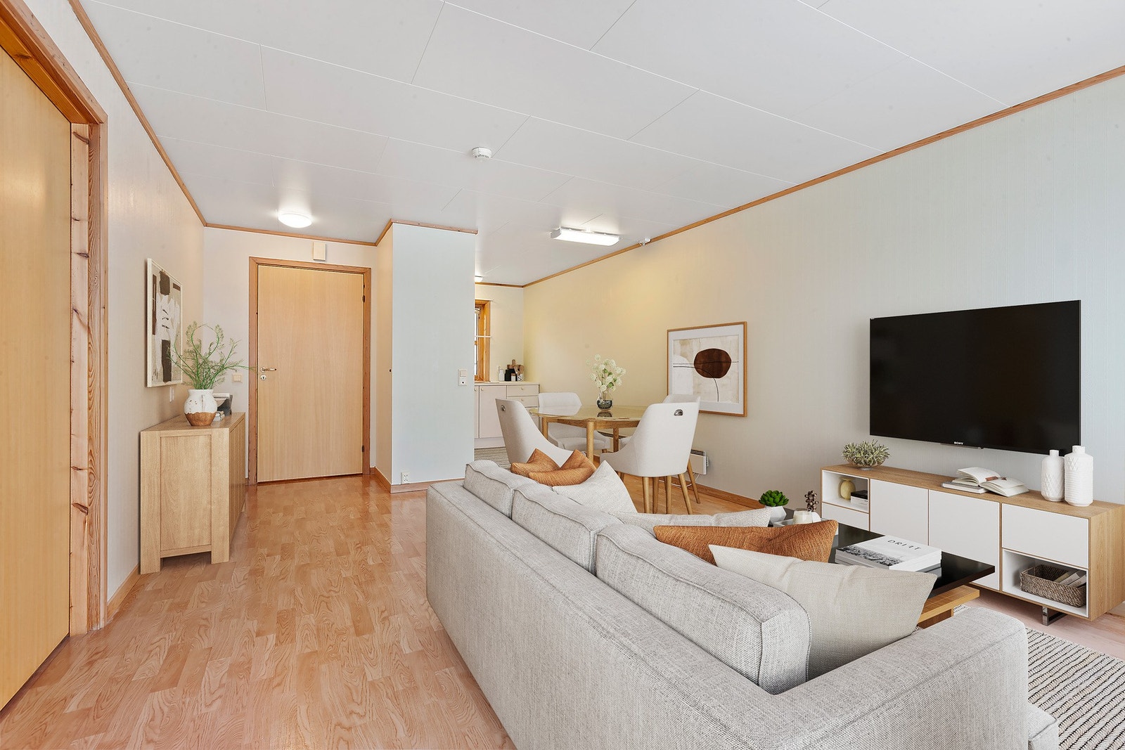 Det er åpen løsning mellom stue og kjøkken. Galleribilde