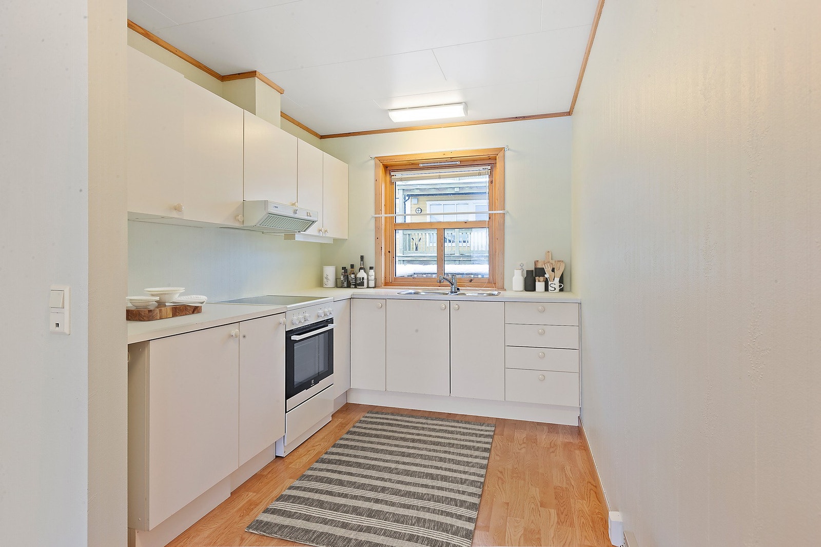 Lyst kjøkken med slette fronter. Galleribilde