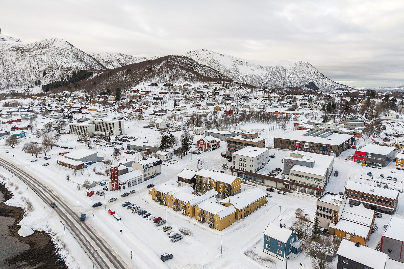 Eiendommen ligger sentralt plassert på Stokmarknes med matvarebutikk like i nærheten. Galleribilde