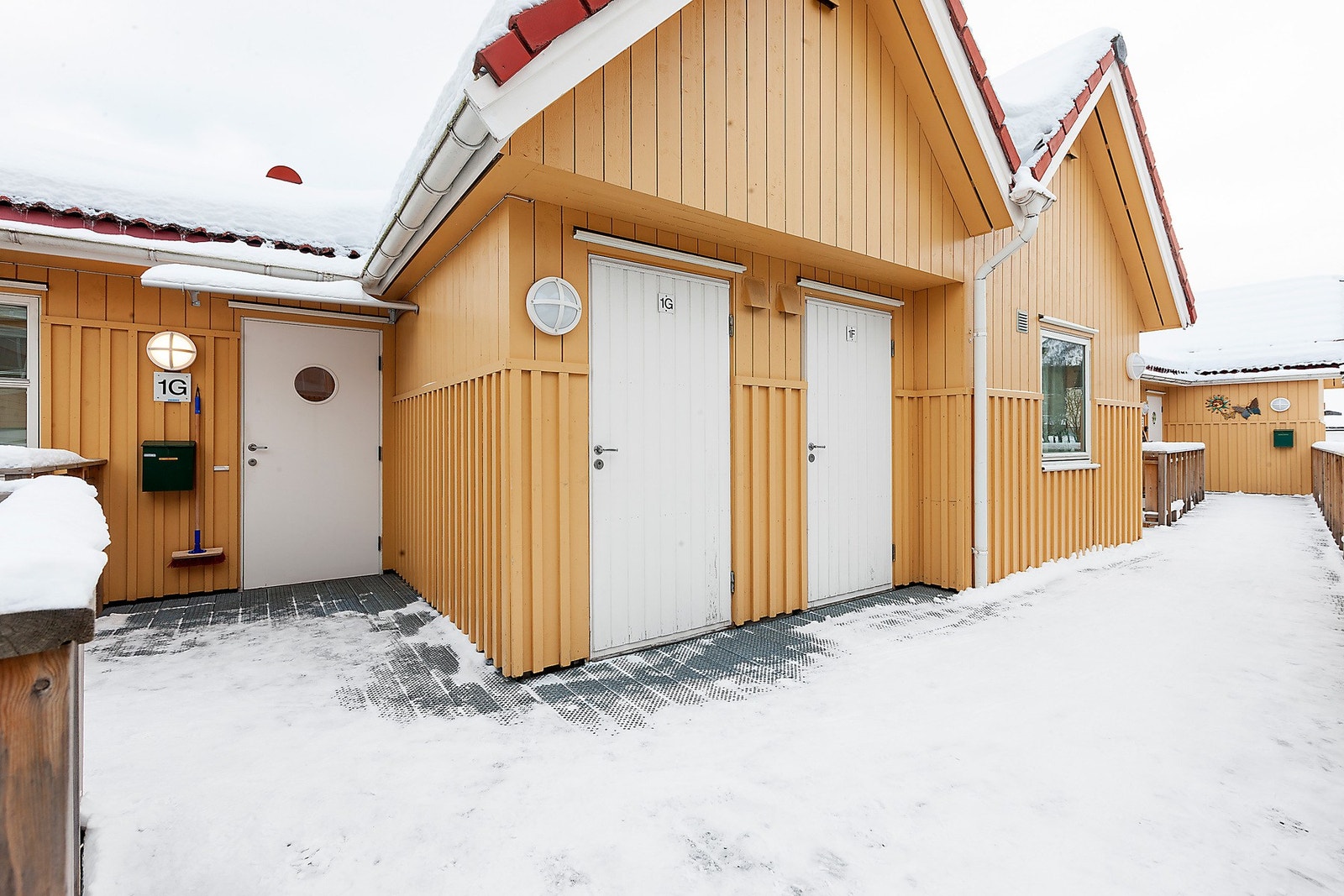 Utvendig bod ved inngangsparti. Galleribilde