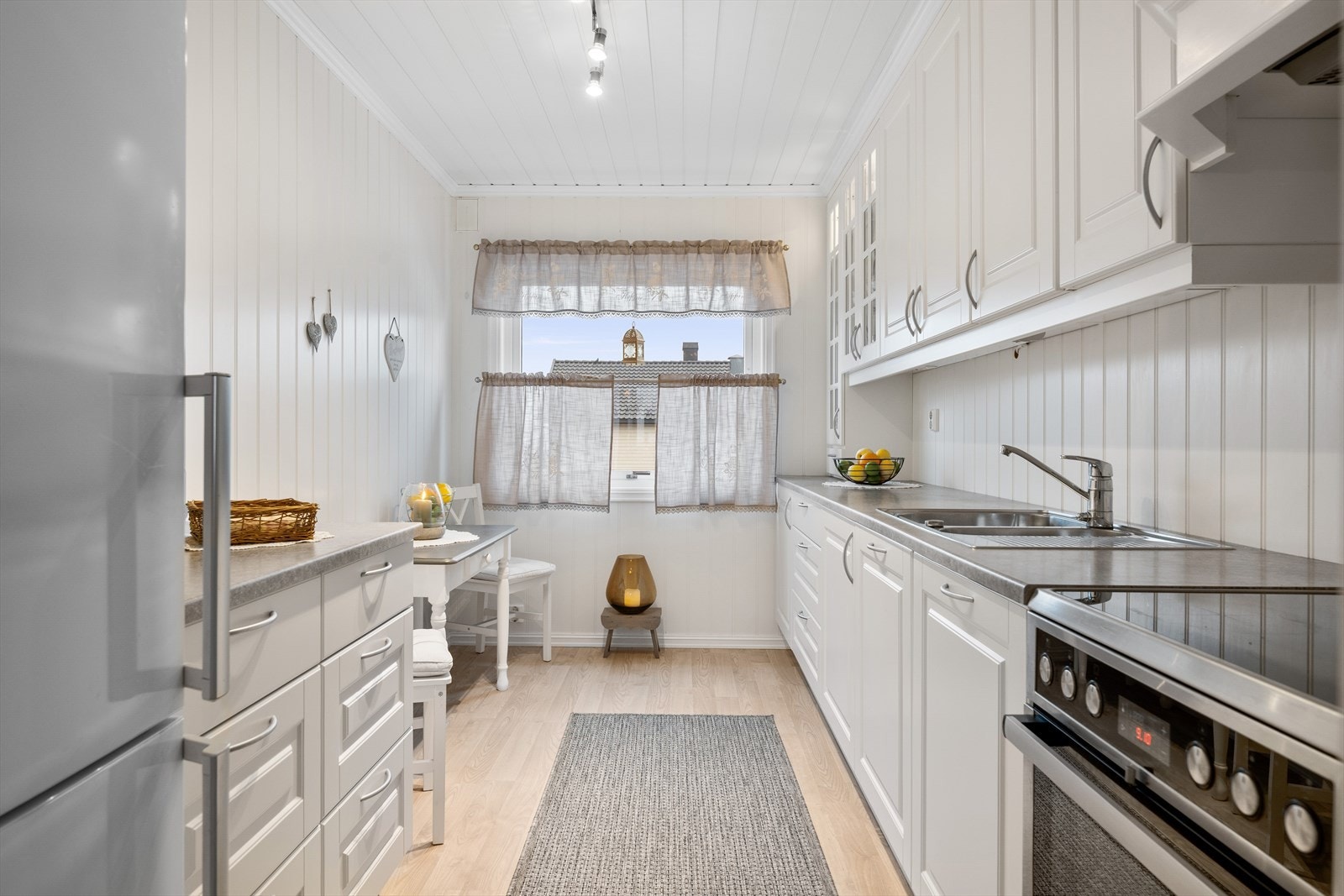 Pent kjøkken med hvitevarer Galleribilde