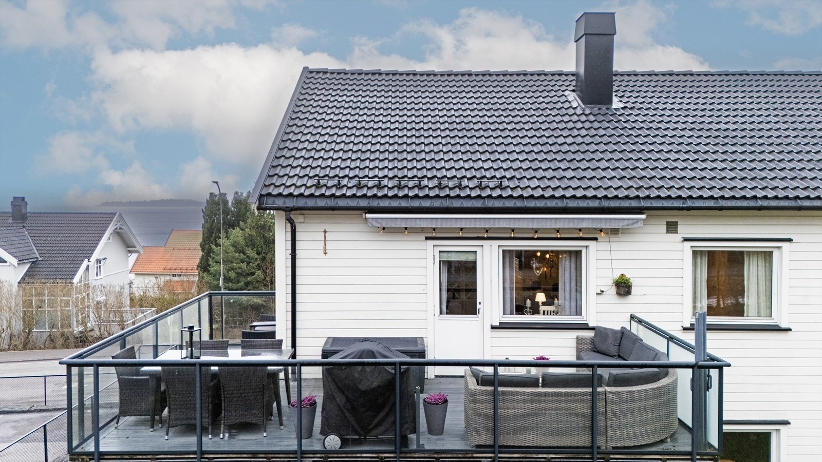 Balkongen går rundt hjørnet med litt sjøutsikt Galleribilde