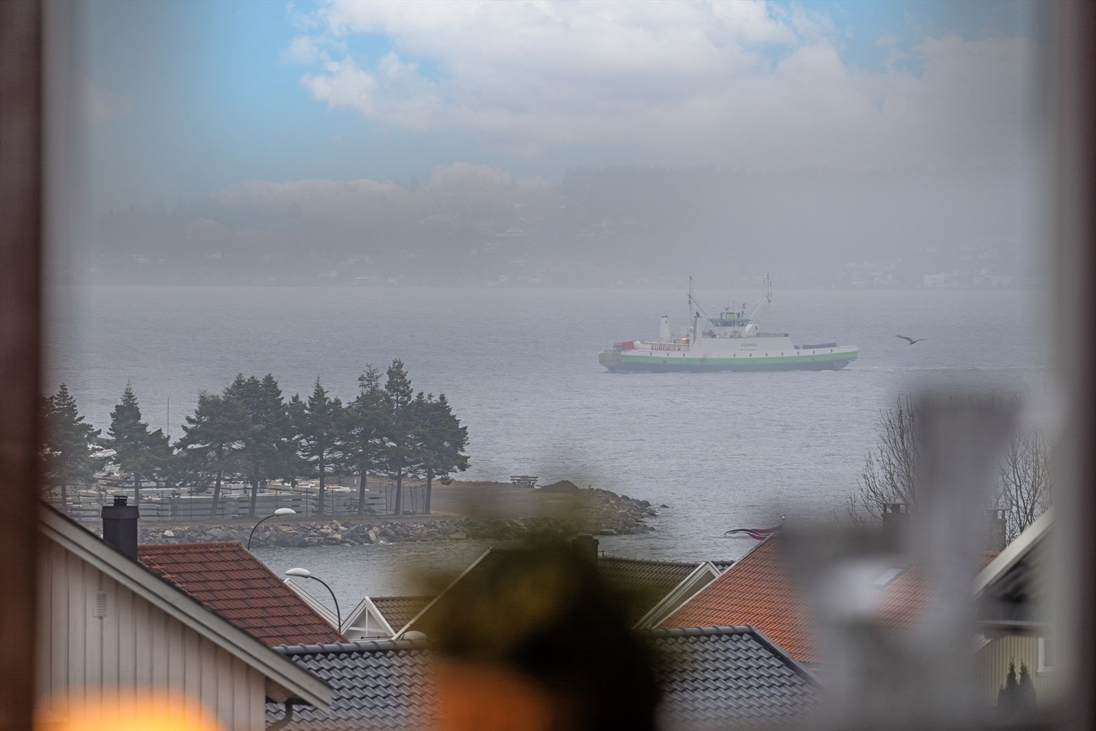Sjøutsikt fra stuen her i tåkediset Galleribilde
