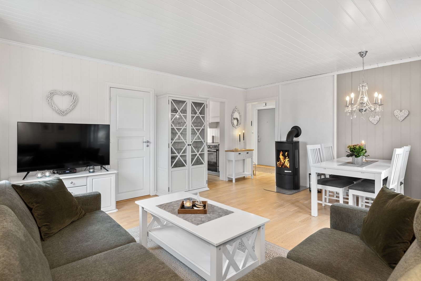 Stue med koselig vedovn til kjølige årstider. Galleribilde