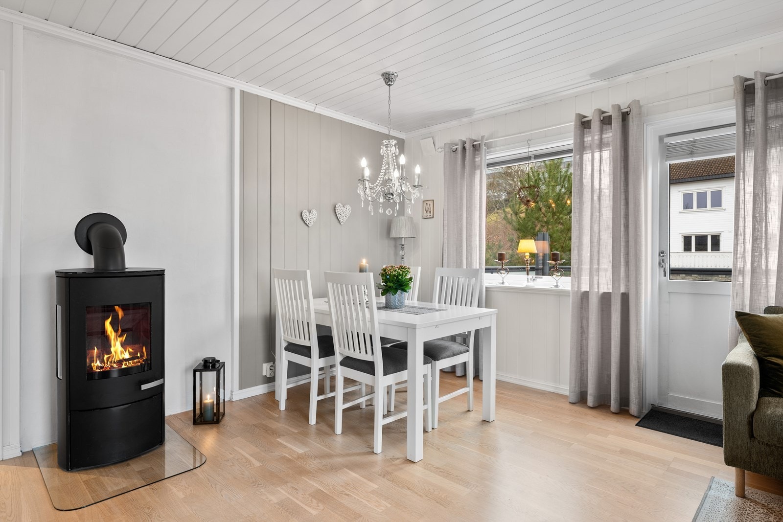 Stuen har utgang til stor fin balkong Galleribilde