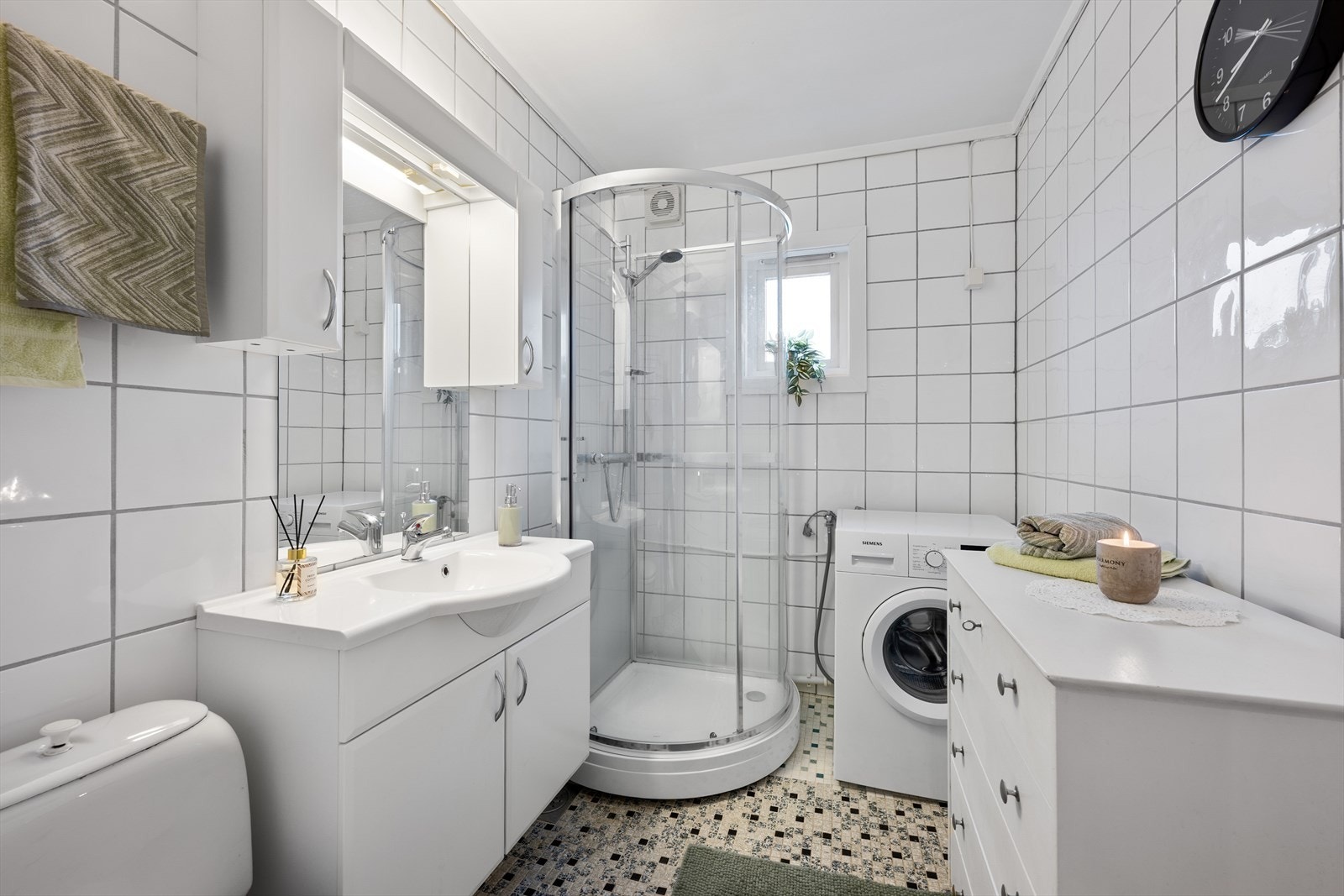 Fliselagt pent bad/wc med dusjkabinett Galleribilde