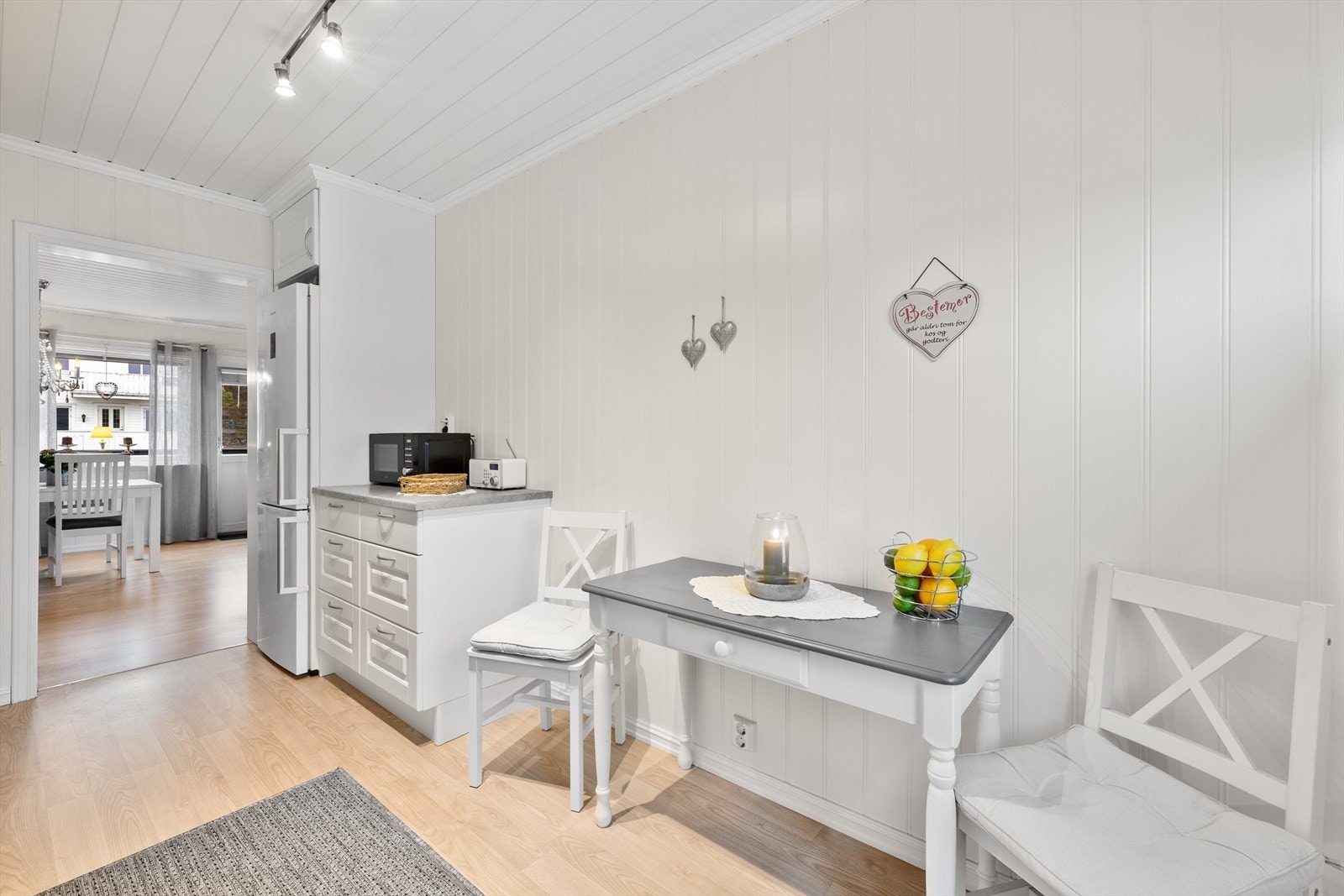 Koselig liten spiseplass på kjøkken Galleribilde