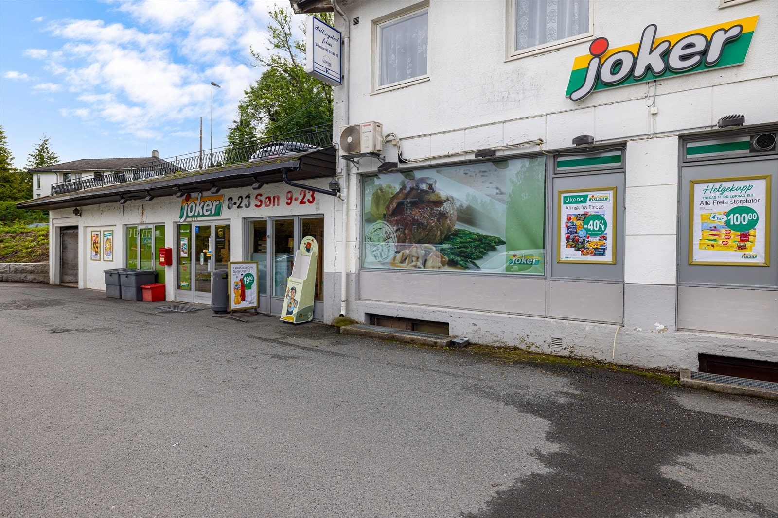 Dagligvaretilbudet er variert med blant annet Joker som har søndagsåpent. Galleribilde