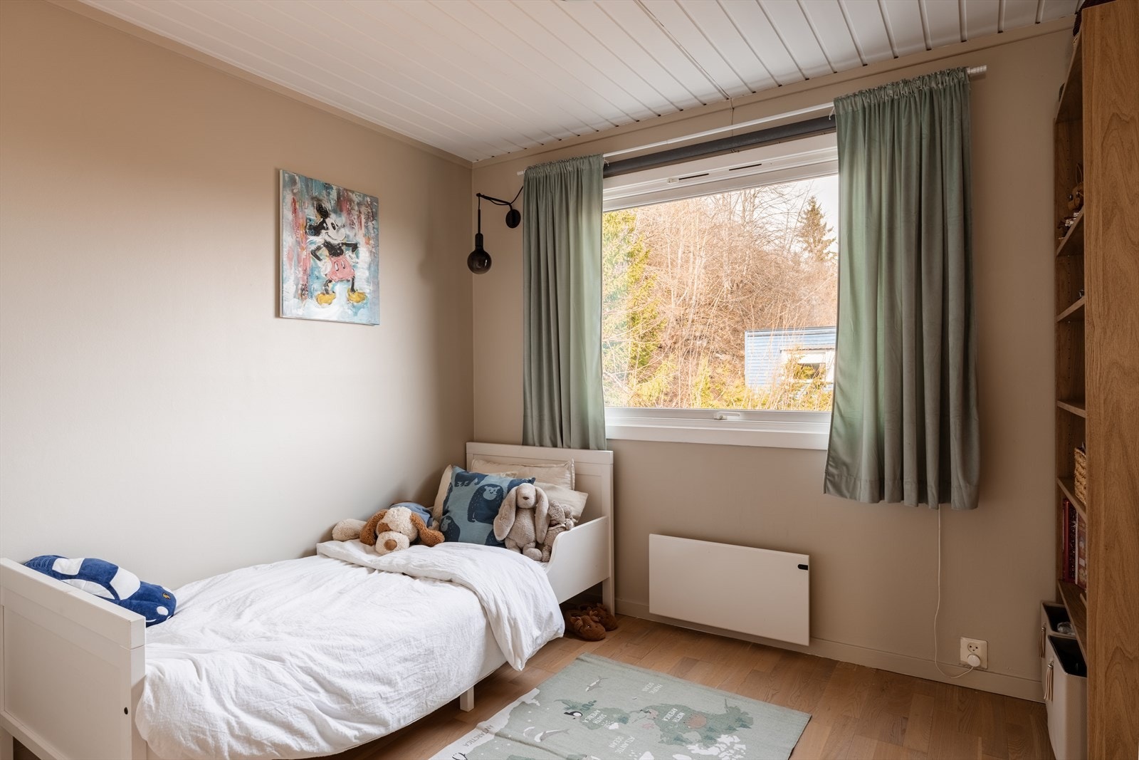 Soverom 2. Det er montert panelovner for ekstra oppvarming i alle soverommene. Galleribilde