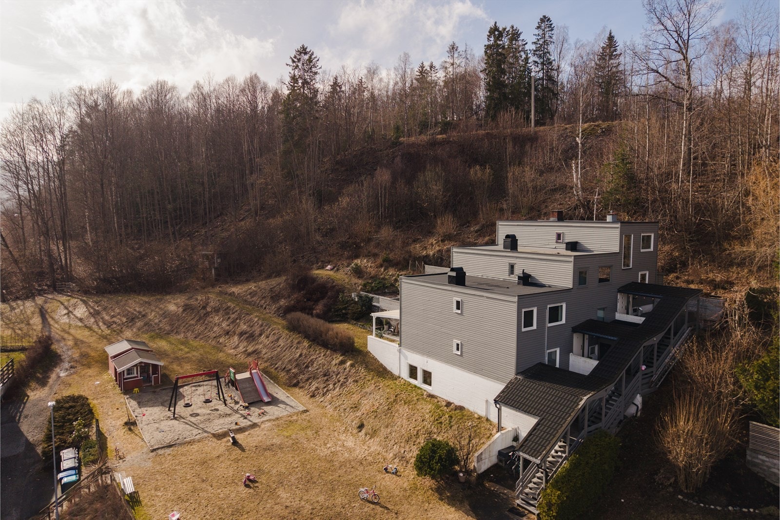 Her bor du med kort vei til naturen, fjorden, idrettstilbud, servicetilbud og toget. Galleribilde
