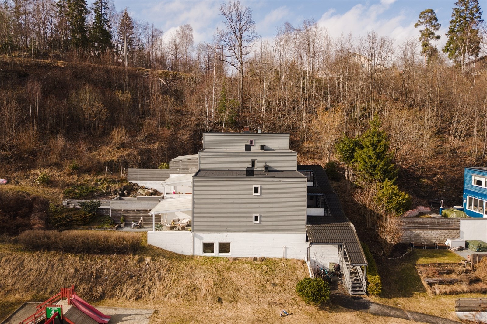 I umiddelbar nærhet finnes en rekke populære turstier og turområder, som Skaugumsåsen, Tanumskogen og resten av Vestmarka. Dette er et eldorado for turglade folk i alle aldere. Galleribilde