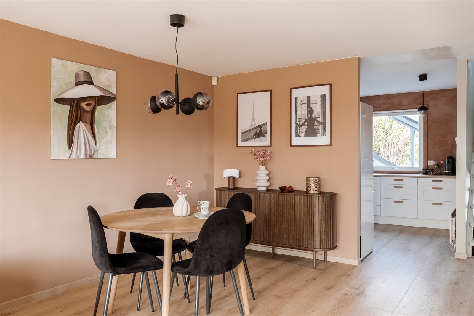 Videre inn igjen, ligger kjøkkenet i en forlengelse av stuen. Galleribilde