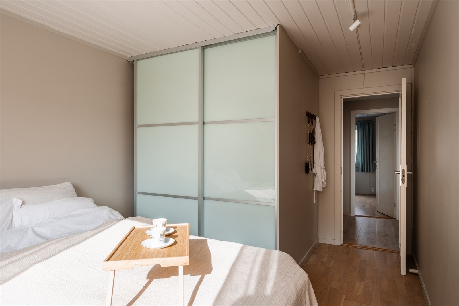 Soverom 1. Lyst og rolig soverom med skyvedørsgarderobe med god plass til oppbevaring. Galleribilde