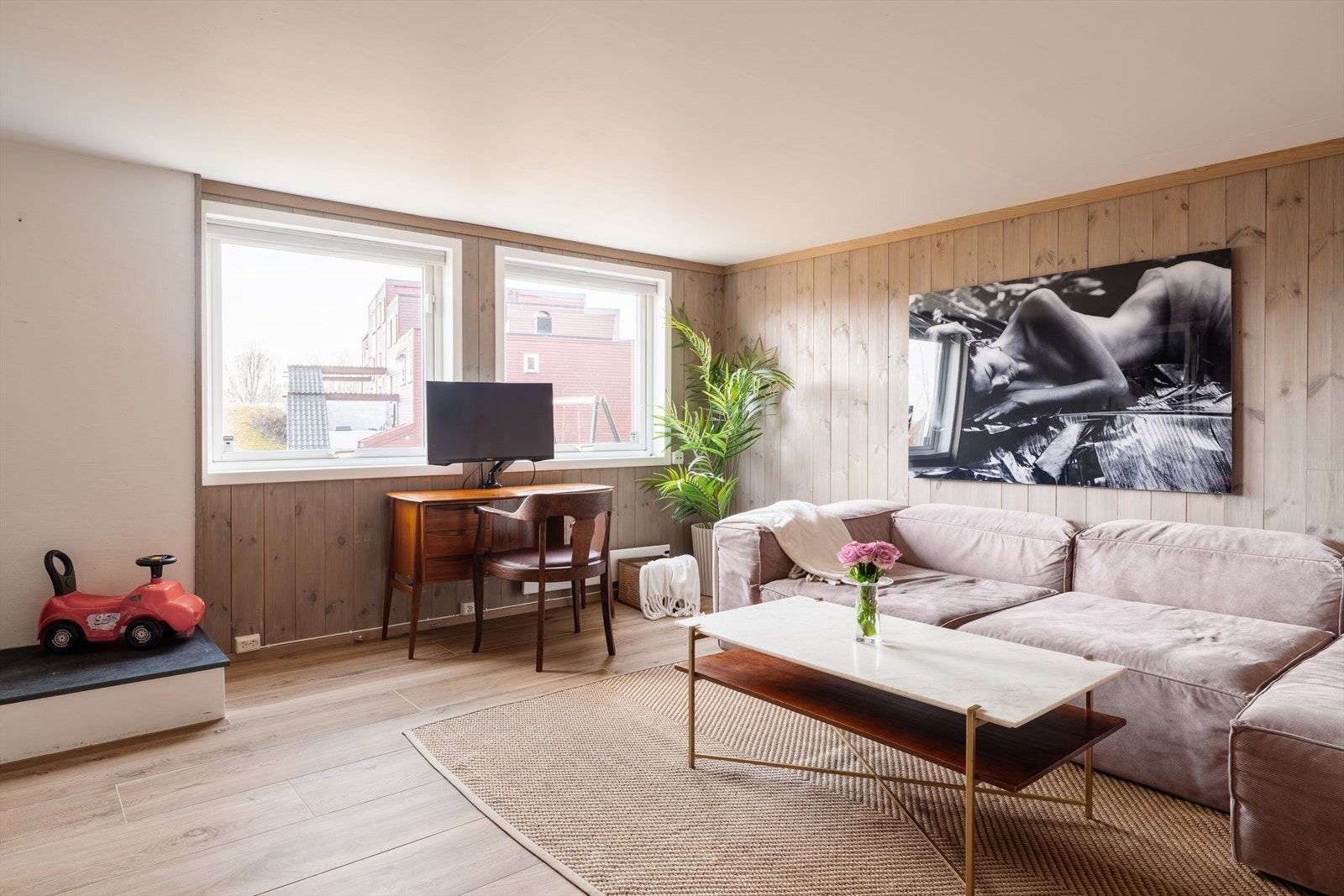 Koselig kjellerstue med fleksible bruksmuligheter. Perfekt som TV-stue, lekerom eller ekstra oppholdsrom. Rommet er ikke godkjent for varig opphold. Se mer under punkt om "Ferdigattest". Galleribilde