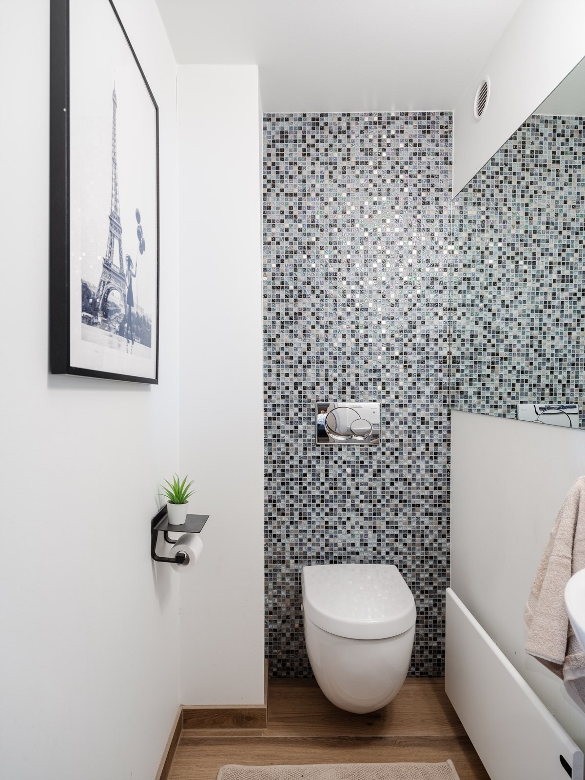 I tillegg til bad og vaskerom har boligen et eget WC-rom. Galleribilde