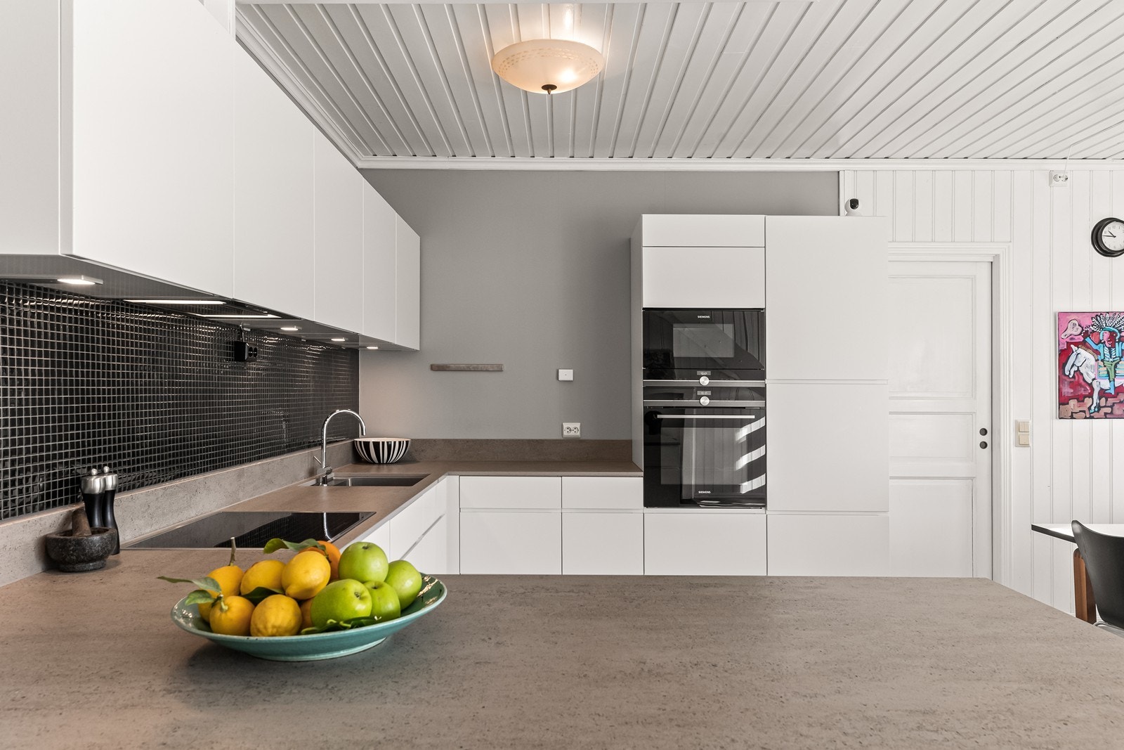 Moderne løsninger med integrerte hvitevarer i praktisk arbeidshøyde. Galleribilde