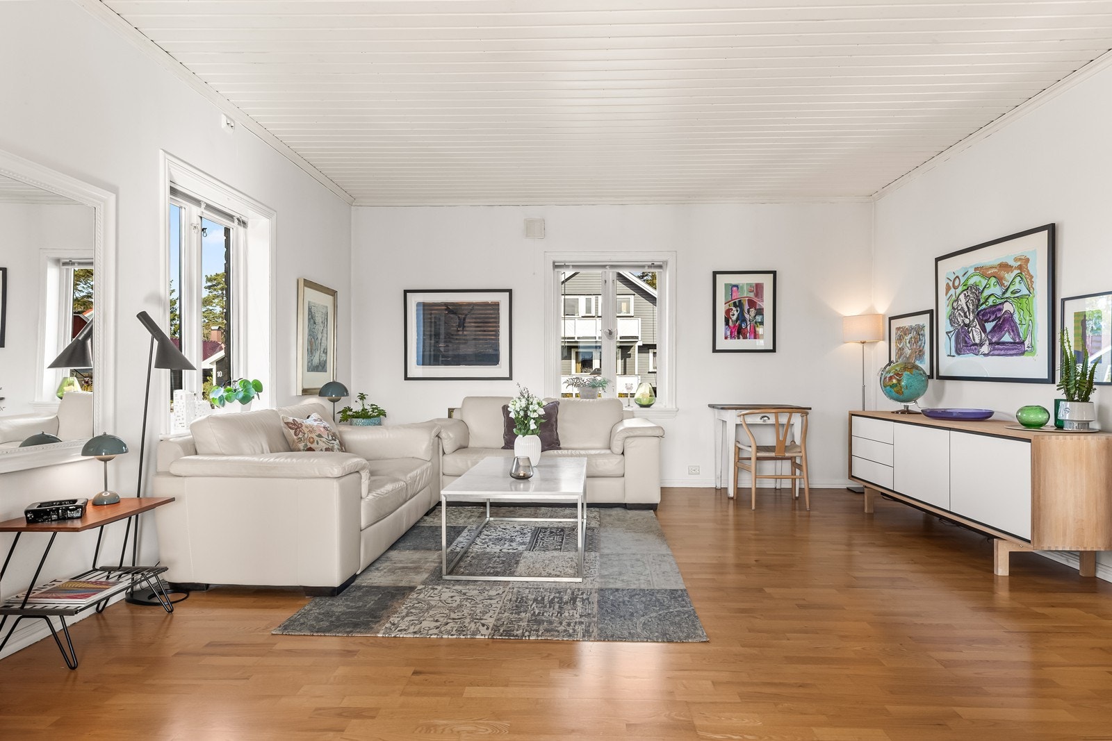 Hovedstuen er lys og romslig, med god plass til en større sofagruppe. Galleribilde