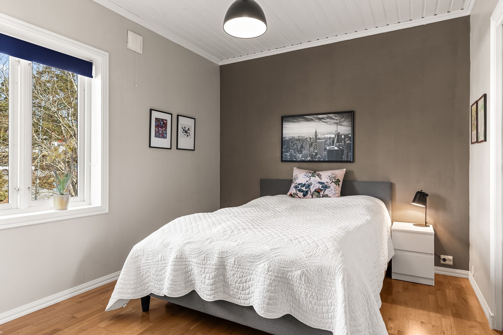 Hovedsoverommet ligger praktisk til i første etasje. Galleribilde