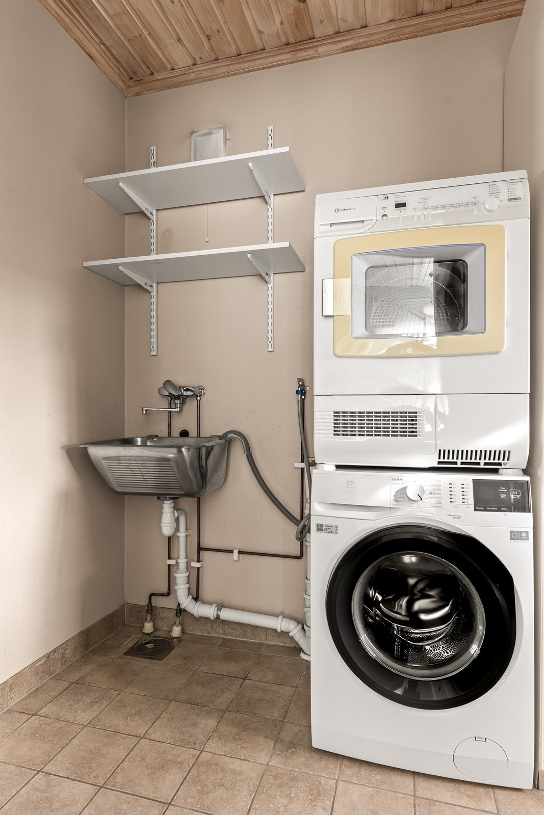 Separat og praktisk vaskerom med utslagsvask, med adkomst fra kjøkkenet. Galleribilde