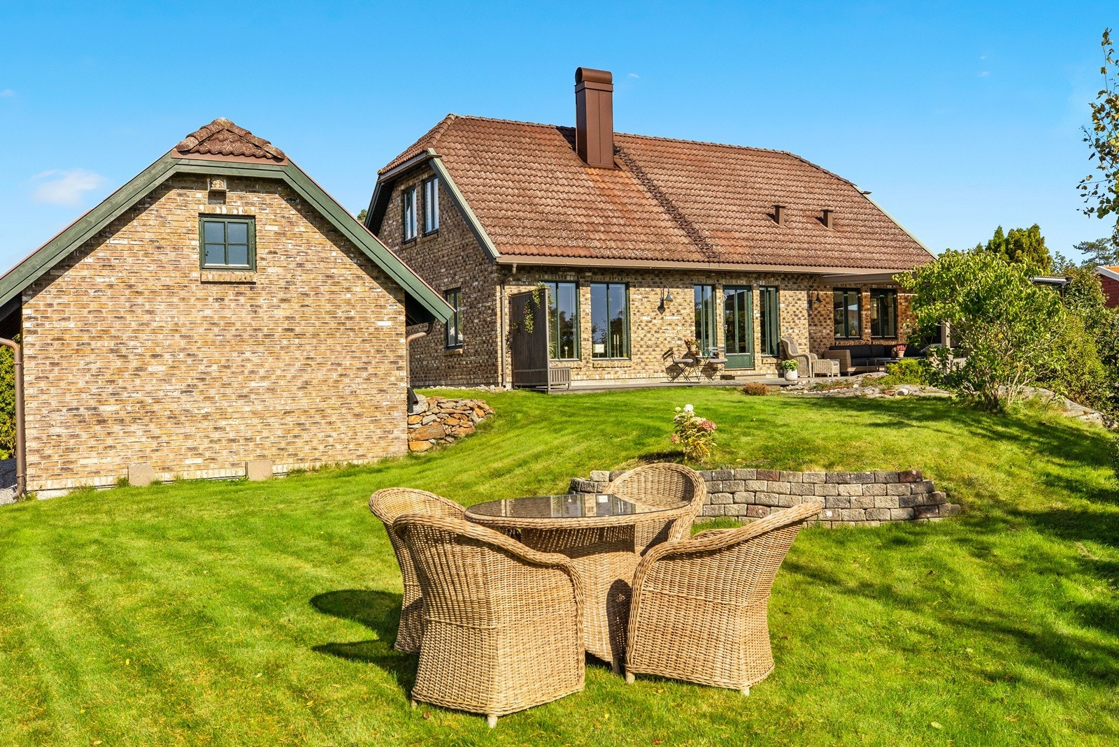 En velholdt familiebolig med en stor, usjenert hage og gode solforhold. Galleribilde