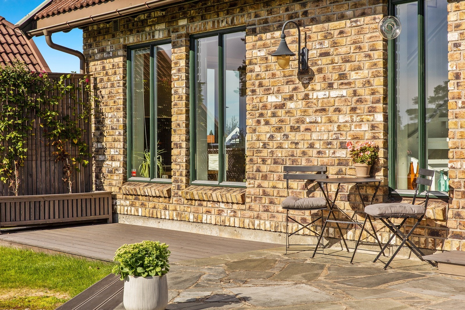 Direkte utgang til terrasse og hage fra kjøkken. Galleribilde