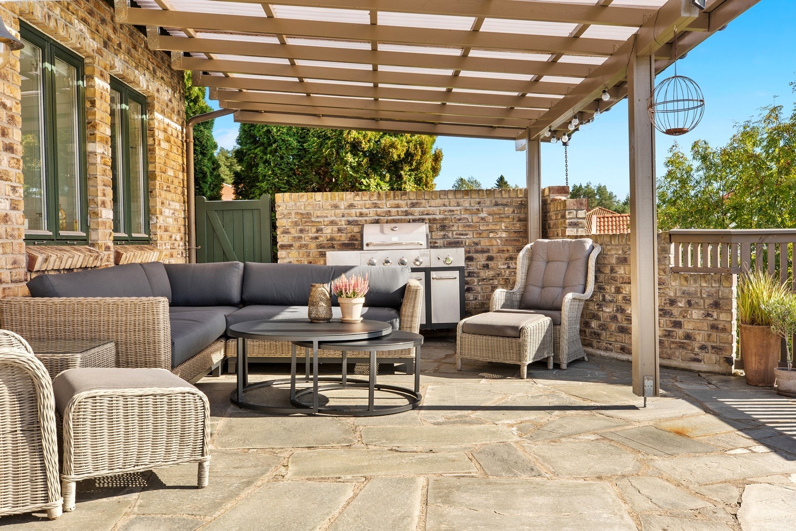 Den overbygde uteplassen er et perfekt sted for grilling og sosiale lag. Galleribilde