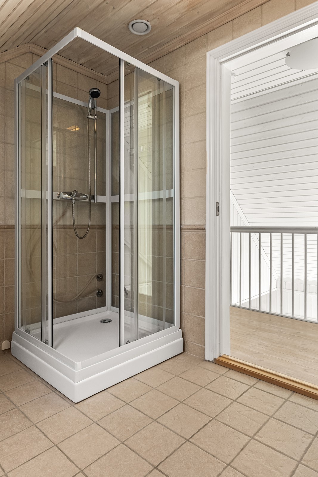 I tillegg til badekaret er det et separat dusjkabinett. Galleribilde