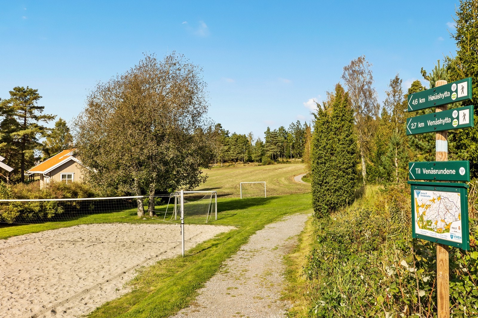 Like ved eiendommen starter tur- og lysløypene inn i Høyåsmarka - ideelt for den aktive familien. Galleribilde