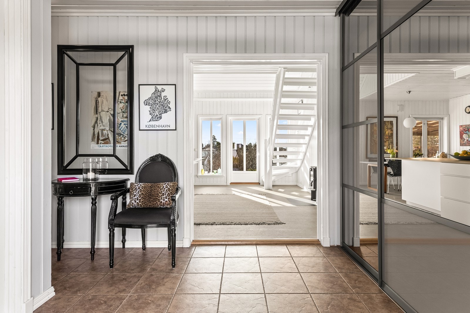 Fra hallen åpner boligen seg opp. Det er varmekabler i hele første etasje. Galleribilde
