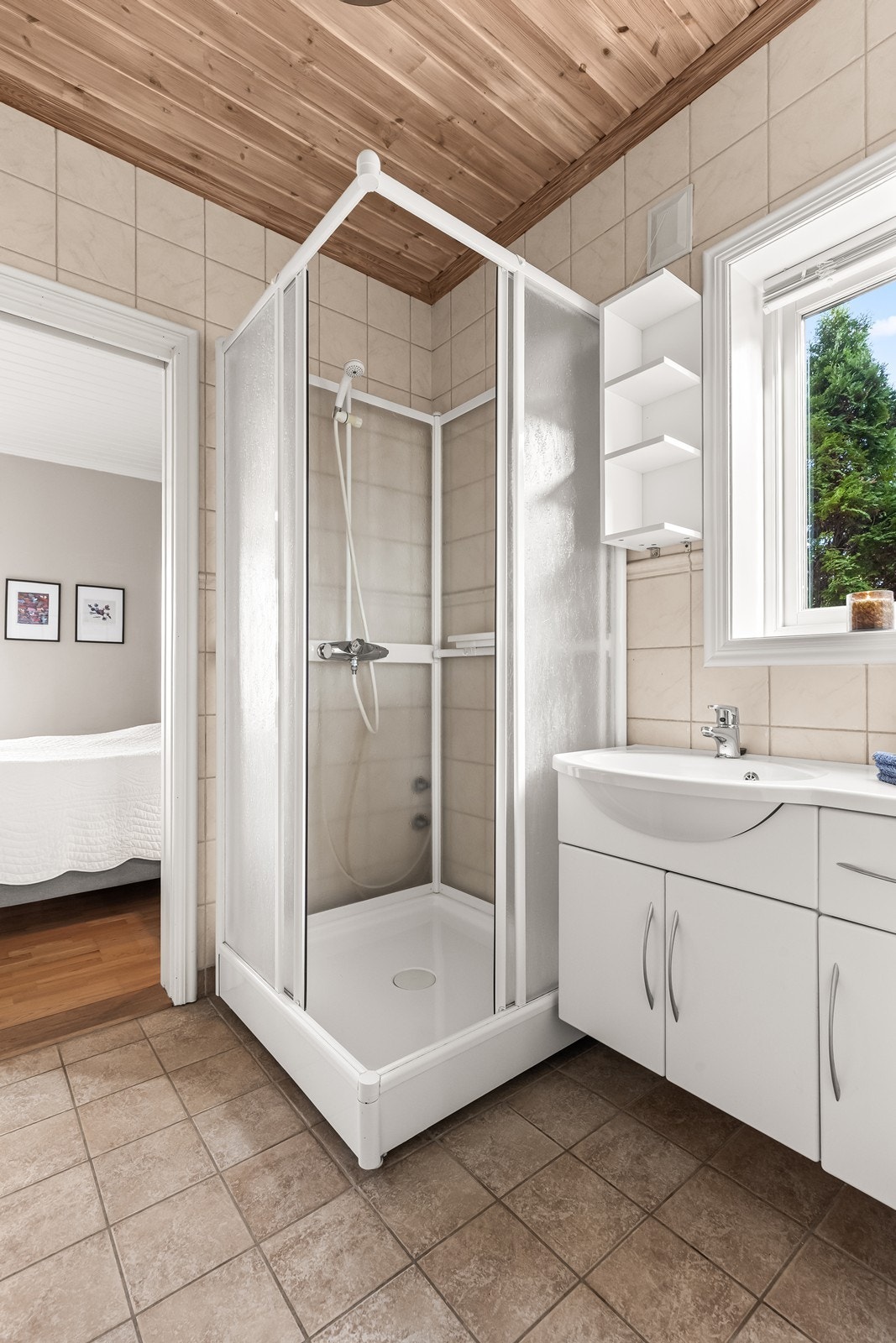 Badet i første etasje har flislagte overflater og dusjkabinett. Galleribilde