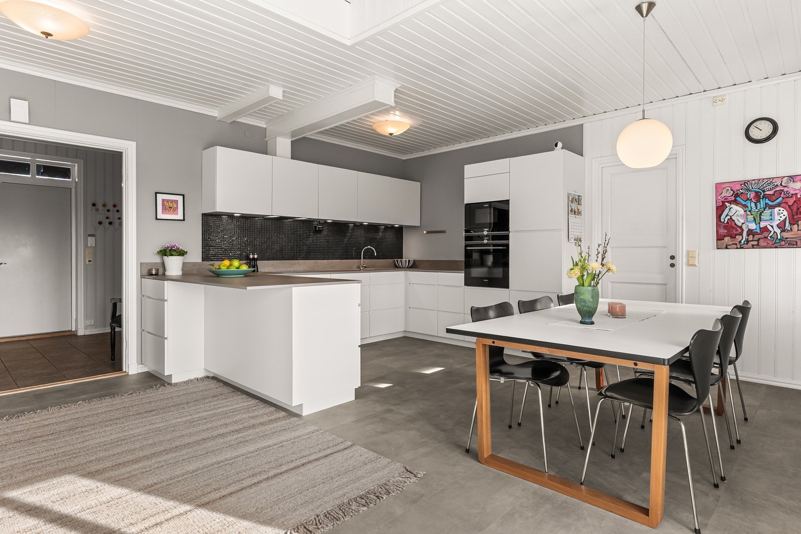 Boligens samlingspunkt er det store og delikate KVIK-kjøkkenet, nytt i 2022. Galleribilde