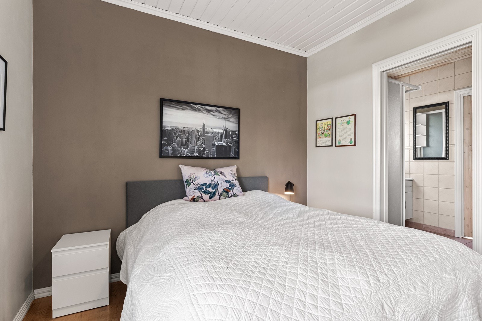 Fra soverommet er det direkte adkomst til et eget bad. Galleribilde