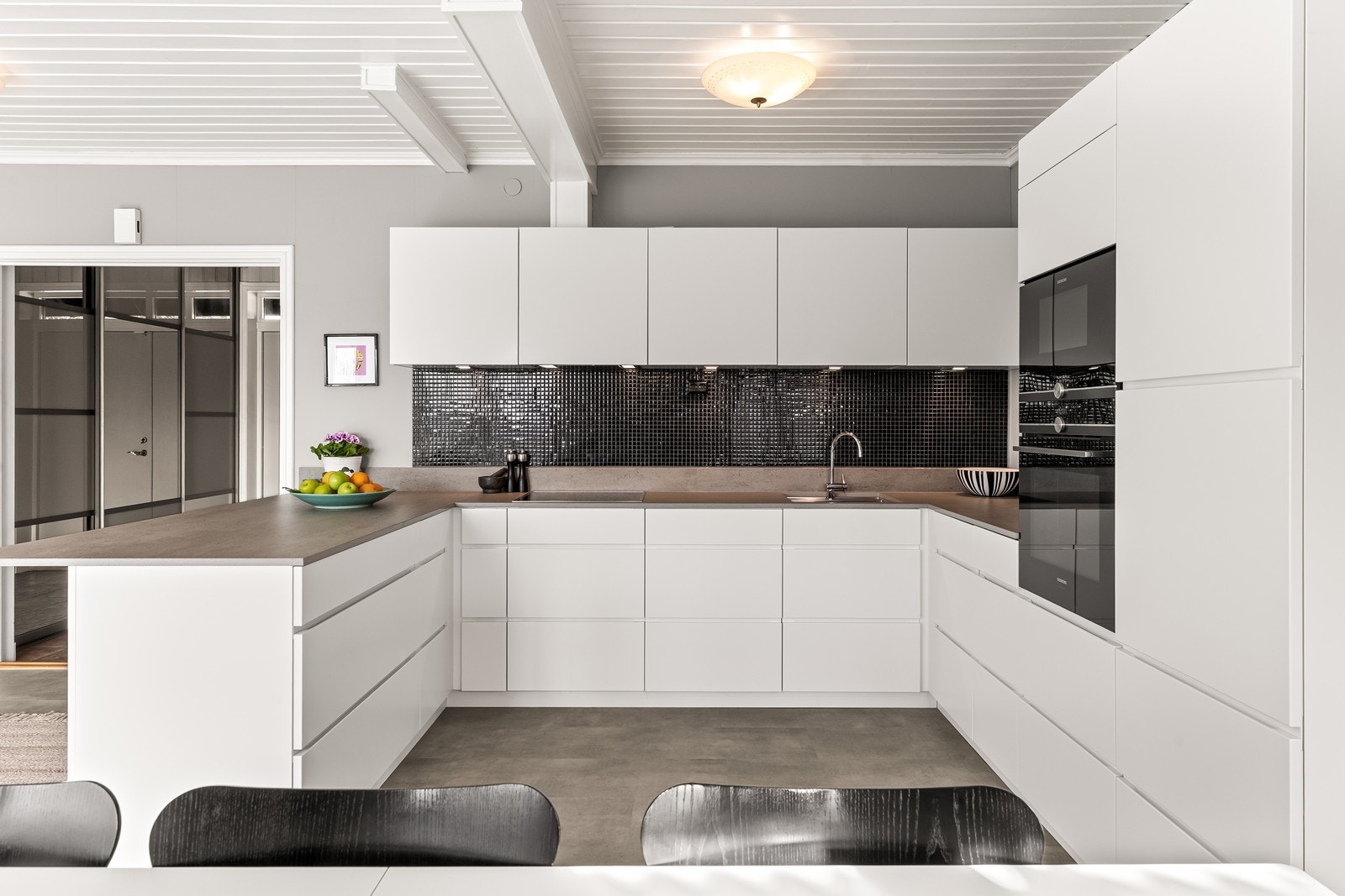 Kjøkkenet har en funksjonell utforming med rikelig skap- og benkeplass. Galleribilde